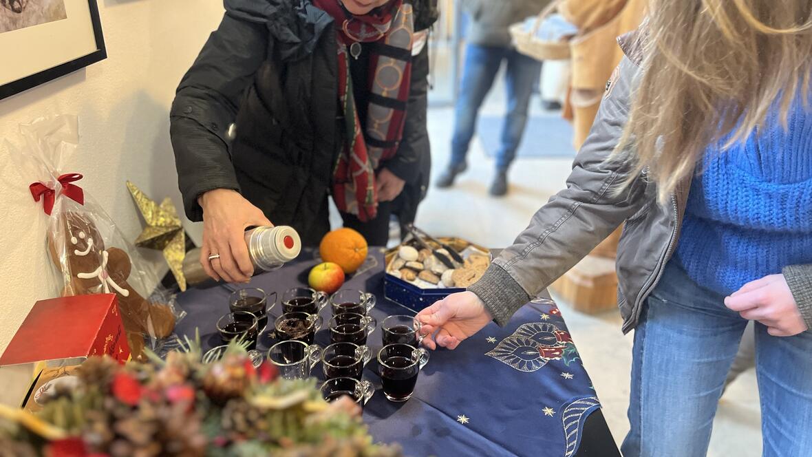 adventsfuehrung_gluehwein_einschenken-c-stadt_neuburg