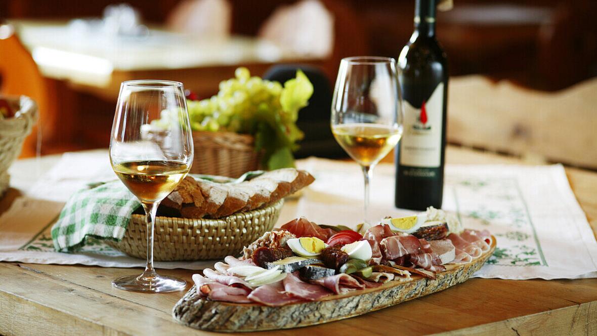2024-06-28_10-56-18-70014291-buschenschaenke-wein-und-brotzeit-steiermark-oesterreich