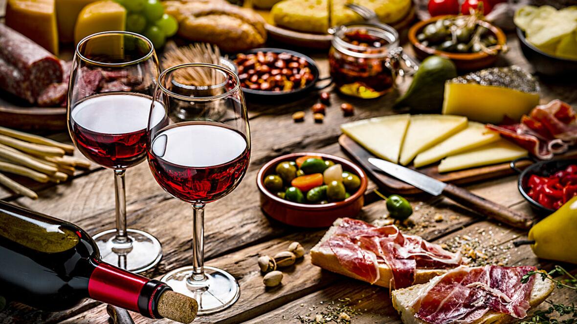 2024-06-28_11-00-41-wein-magazin-verschiedene-tapas-mit-rotwein-wine-in-black-1200x801