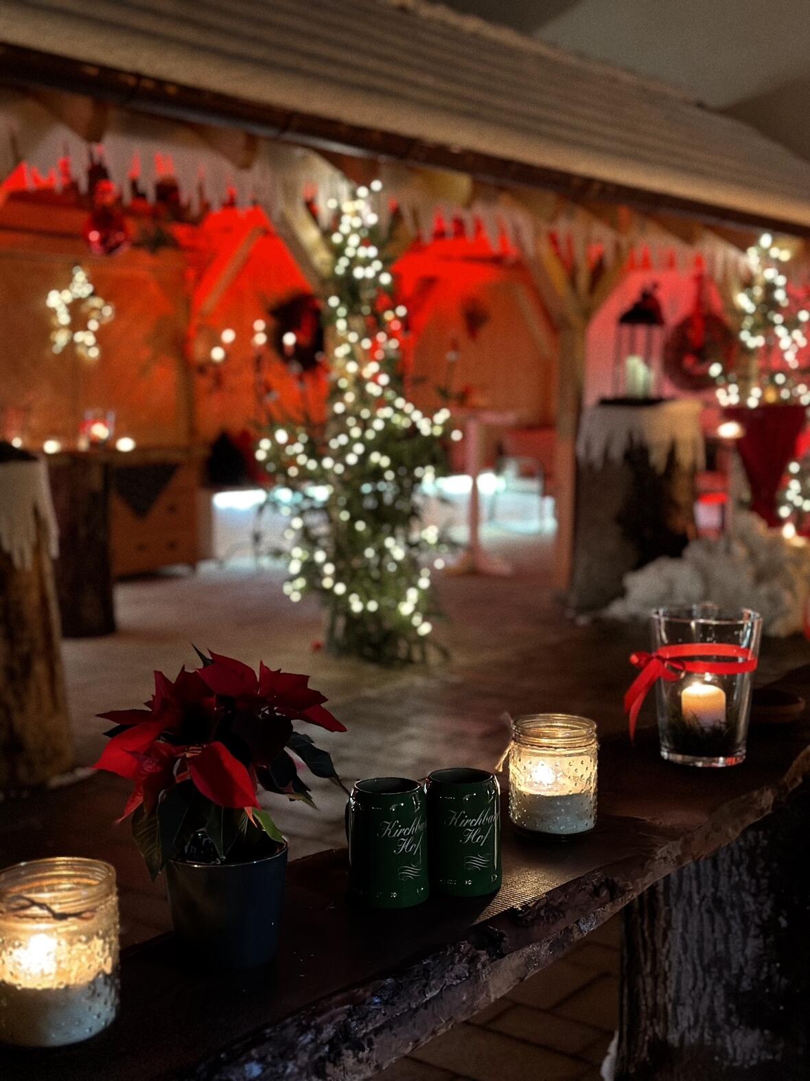 gv_2024_kirchbaur_hof_weihnachten_innehof_geschmueckt