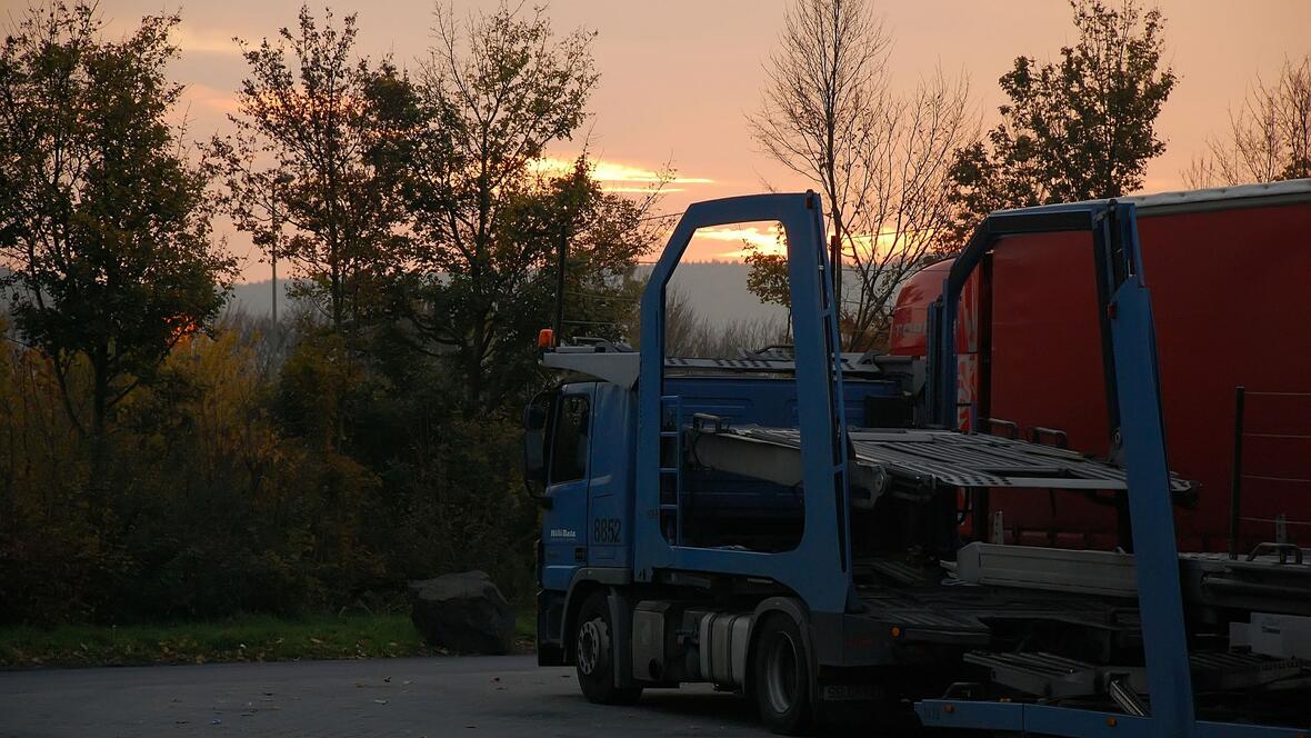 lkw-auf-parkplatz-raststaette