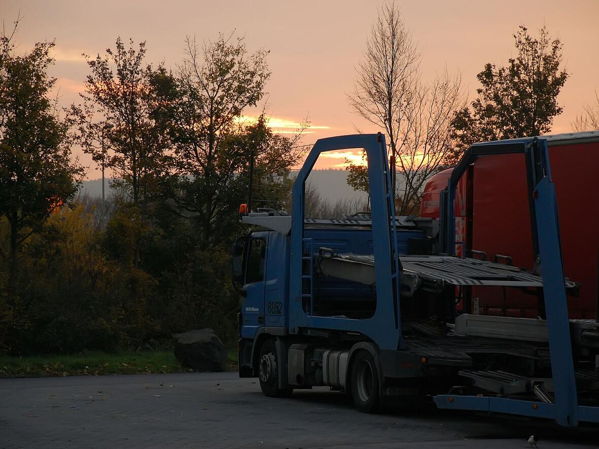 lkw-auf-parkplatz-raststaette