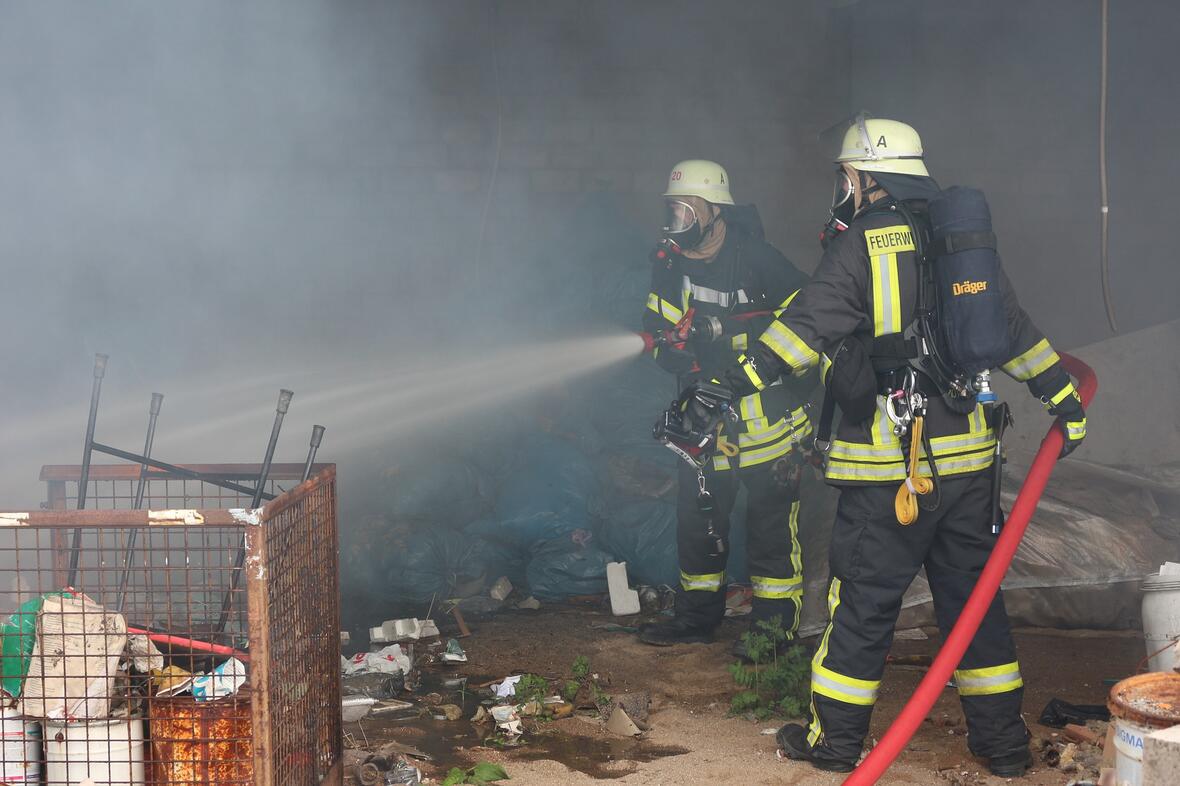 feuerwehr-loescht-kleinbrand