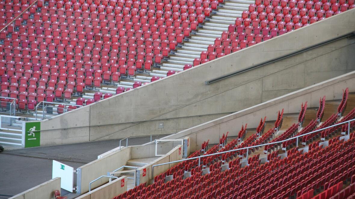 fussballstadion-leer
