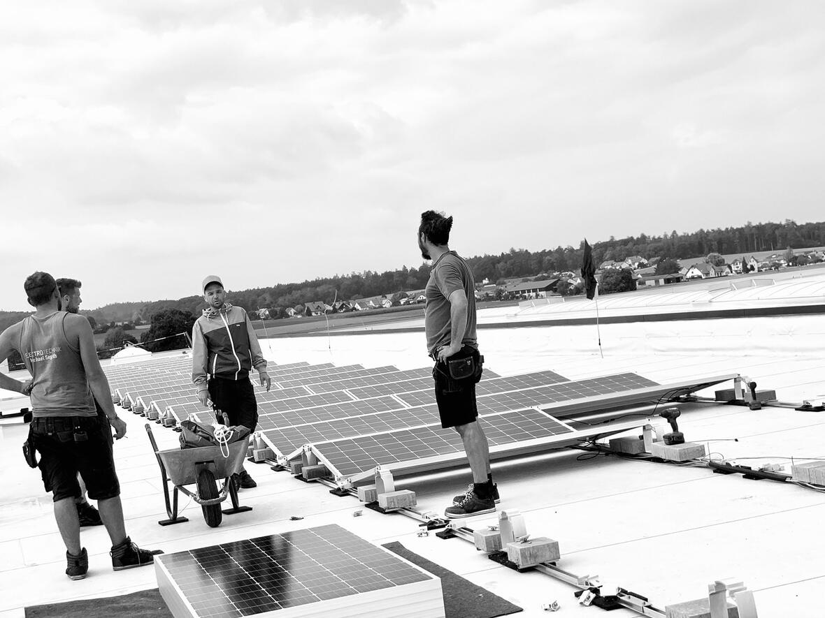 Unsere Männer bei der Photovoltaikinstallation